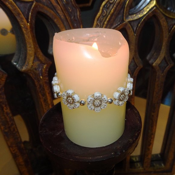 Handmade stretch bracelet with Czech anemone windflower design in six colors - Picture 8 of 14